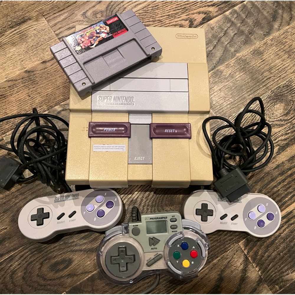 Old School Super NES Nintendo Video Game System Model SNS-001 with controllers!